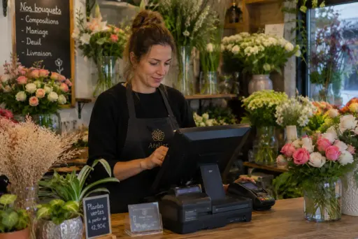 Fleuriste devant sa caisse