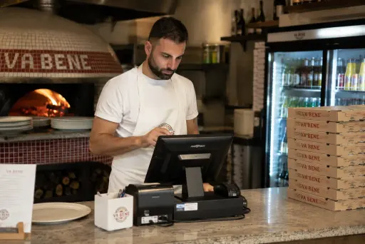 Restaurateur devant sa caisse